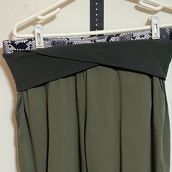 Lululemon Green Capris With Pockets - Picture 3 of 7